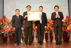 Thừa ủy quyền của Chủ tịch nước, Thứ trưởng Bộ VH-TT&DL Huỳnh Vĩnh Ái trao Huân chương lao động hạng nhất cho trường CĐ VHNT Tây Bắc